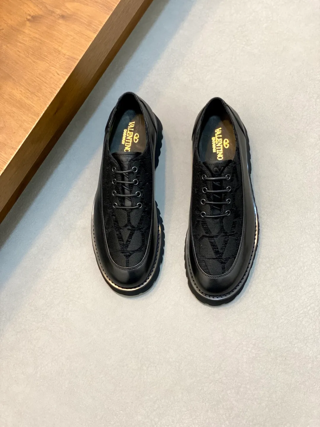 Men's shoes 💰740 VALENTINO Valentino's new men's fashionable casual leather shoes. These leather shoes are made of imported cowhide leather uppers, dyed calfskin lining and calfskin insoles. The upper foot is soft, comfortable and breathable. Comes with complete packaging in the original box! Visible details and quality. Size: 39-44 (customized at 38.45.46)